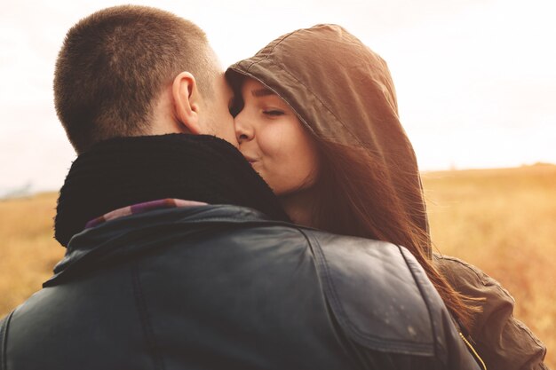 Paisagem retrato do jovem casal bonito elegante sensual e se divertindo ao ar livre