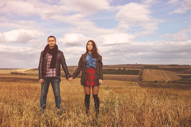 Paisagem retrato do jovem casal bonito elegante sensual e se divertindo ao ar livre