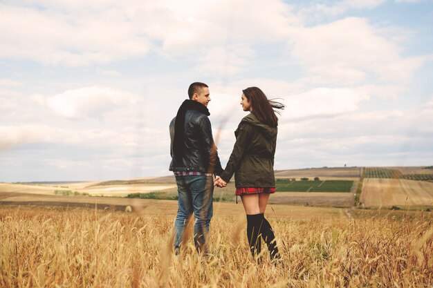 Paisagem retrato do jovem casal bonito elegante sensual e se divertindo ao ar livre