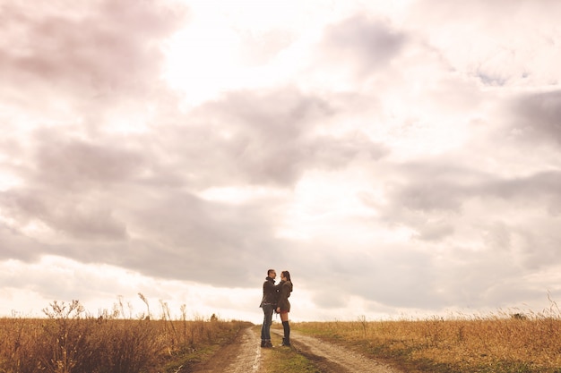 Paisagem retrato do jovem casal bonito elegante sensual e se divertindo ao ar livre