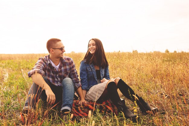 Paisagem retrato do jovem casal bonito elegante sensual e se divertindo ao ar livre