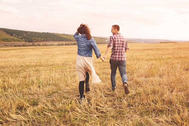 Paisagem retrato do jovem casal bonito elegante sensual e se divertindo ao ar livre