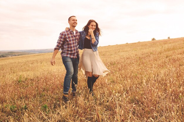 Paisagem retrato do jovem casal bonito elegante sensual e se divertindo ao ar livre