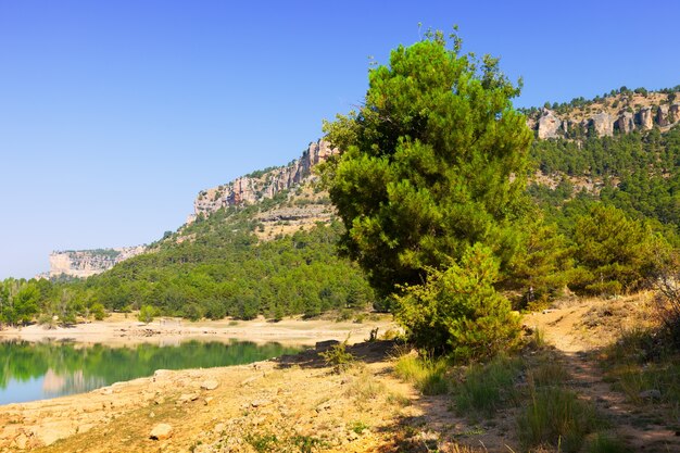 Paisagem rochosa com reservatório de montanhas