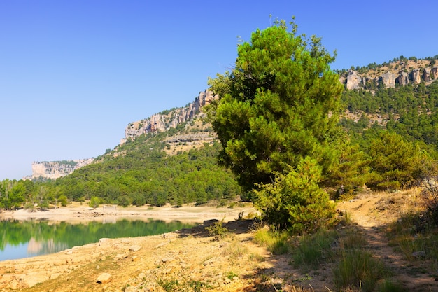 Paisagem rochosa com reservatório de montanhas