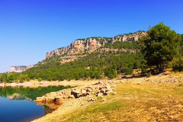 Paisagem rochosa com reservatório de montanhas