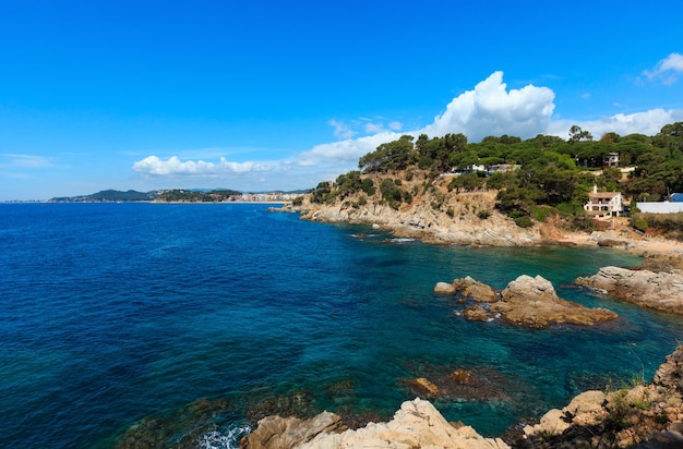 Paisagem rochosa do litoral do mar de verão perto da cidade de lloret de mar ctalonia espanha Foto Premium
