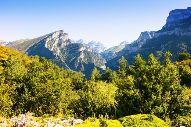 Paisagem simples das montanhas dos Pirenéus no verão