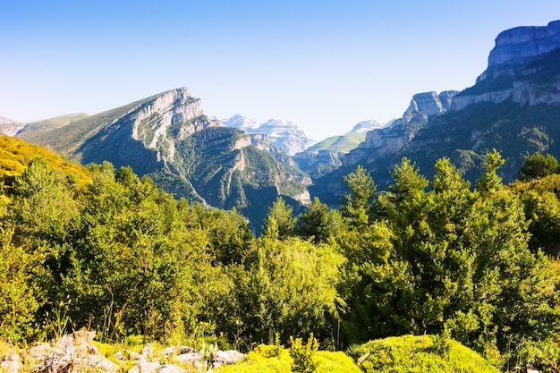 Paisagem simples das montanhas dos Pirenéus no verão