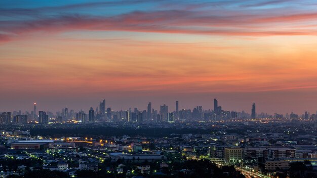 Paisagem urbana ao entardecer em Bangkok, Tailândia.