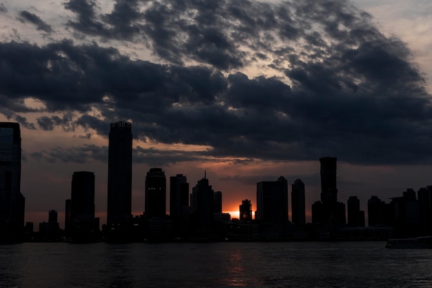 Paisagem urbana com grandes edifícios e água