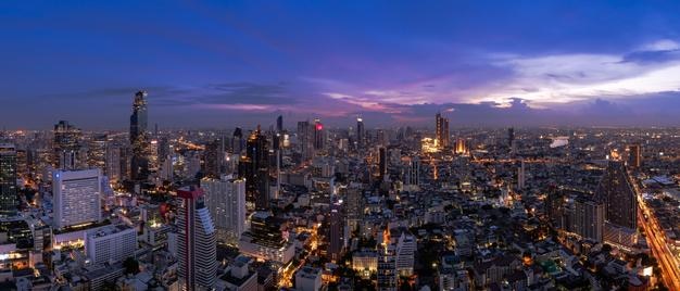 Paisagem urbana do distrito de negócios de bangkok com arranha-céus no panorama crepuscular da tailândia