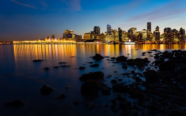 Foto grátis paisagem urbana perto do corpo de água