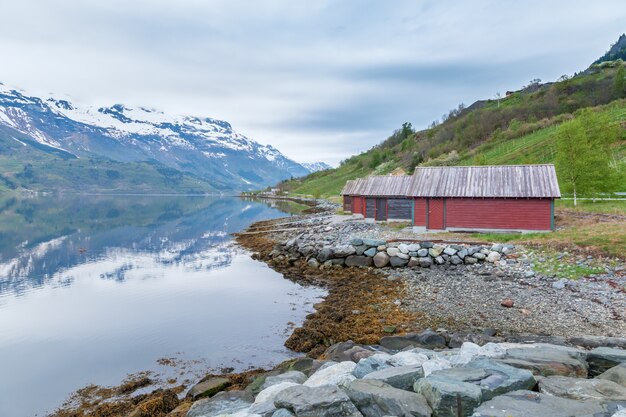 Paisagens cênicas dos fiordes noruegueses.