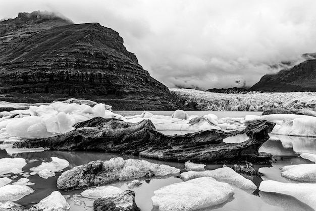 Foto grátis paisagens dramáticas em preto e branco com lago congelado