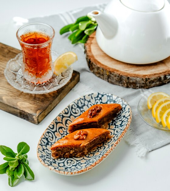Pakhlava tradicional do Azerbaijão com chá preto em cima da mesa