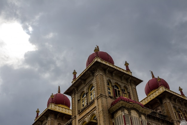 Palácio com um céu brilhante ao fundo