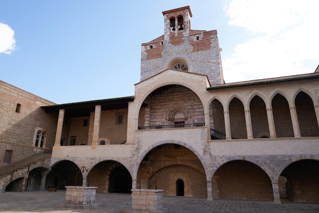 Palácio de construção de fachada interior dos reis de maiorca, na cidade de perpignan, na frança