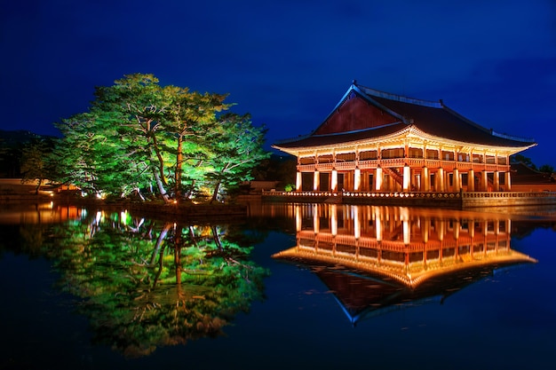 Palácio Gyeongbokgung à noite em Seul, Coreia
