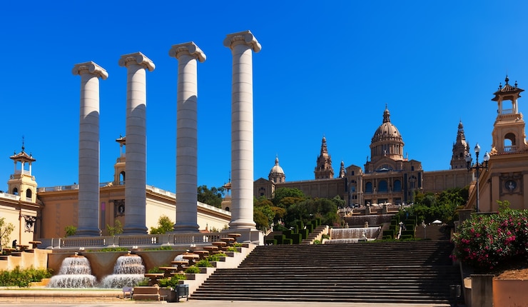 Foto grátis palácio nacional de montjuic em dia ensolarado. barcelona