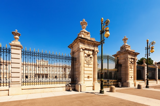 Foto grátis palácio real em dia ensolarado. madrid