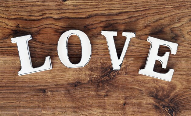 palavra amor na mesa de madeira