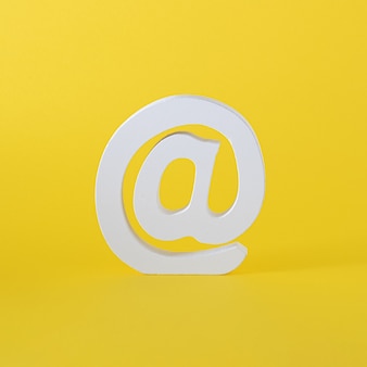 Palavra branca em para mensagens de e-mail e internet. palavra para comunicação online. fundo de iluminação amarelo do verão. arte abstrata virtual.