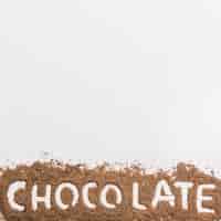 Foto grátis palavra chocolate em migalhas de chocolate
