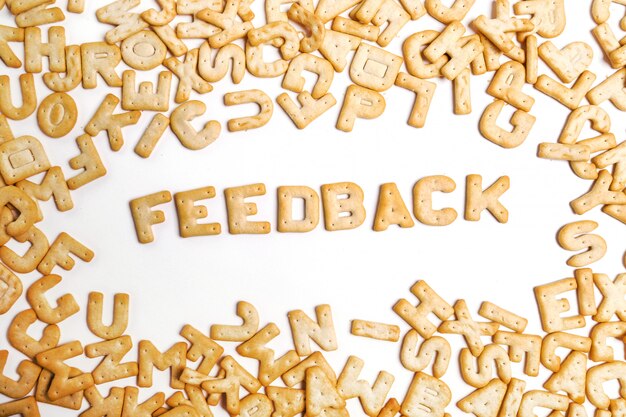 Palavra de feedback escrita com cookies