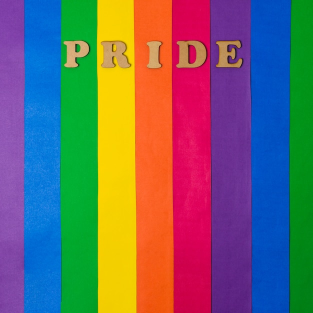 Palavra de orgulho de madeira e brilhante bandeira LGBT