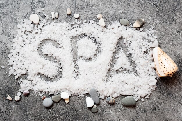 Palavra de spa escrita com sal de banho e conchas