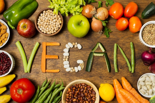 Foto grátis palavra vegan plana leigos com letras de vegetais