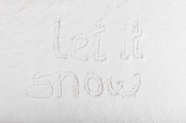 Palavras escritas na superfície da neve