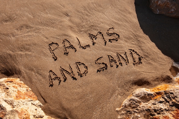 Foto grátis palavras na areia sobre o verão