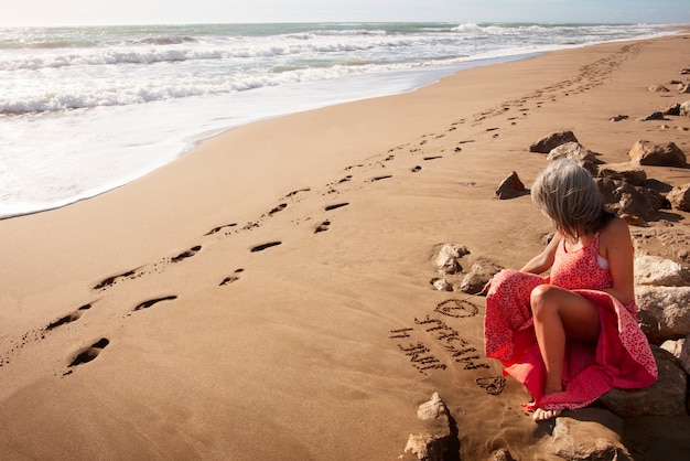 Palavras na areia sobre o verão