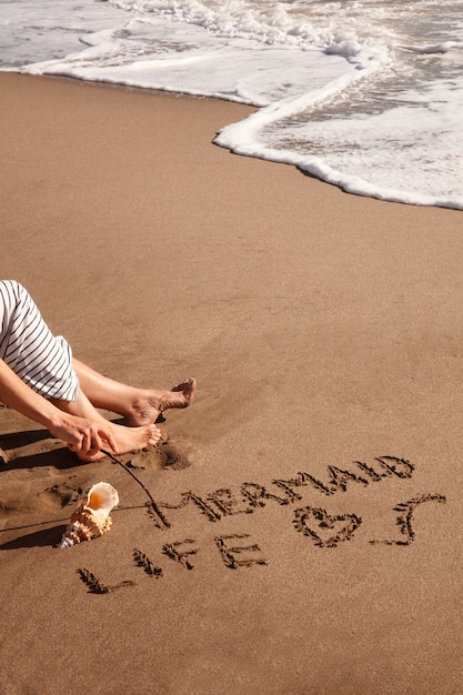 Foto grátis palavras na areia sobre o verão