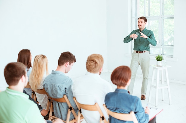 Palestrante em Reunião de Negócios na sala de conferências. Conceito de negócios e empreendedorismo.