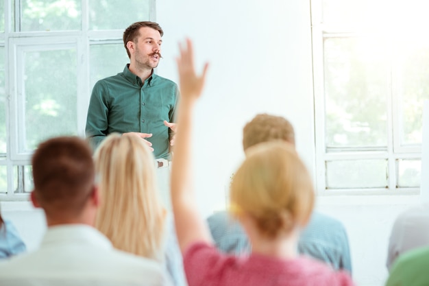 Palestrante em Reunião de Negócios na sala de conferências. Conceito de negócios e empreendedorismo.