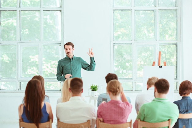 Palestrante em reunião de negócios na sala de conferências.