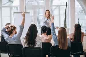 Foto grátis palestrante feminino fazendo apresentação no corredor do workshop da universidade. público ou sala de conferências