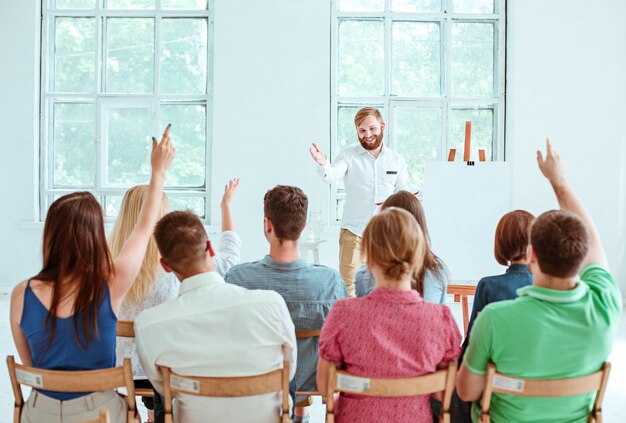 Palestrante na reunião de negócios na sala de conferências.