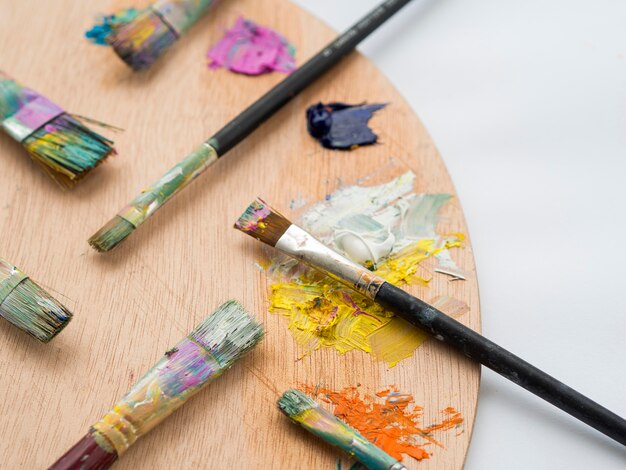 Paleta de alto ângulo de tinta com pincéis