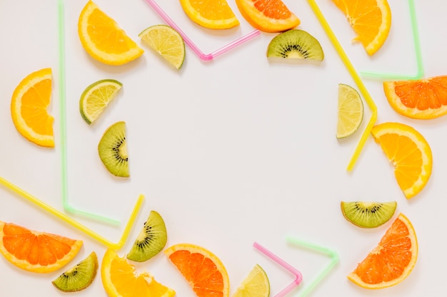 Foto grátis palhas perto de frutas sortidas