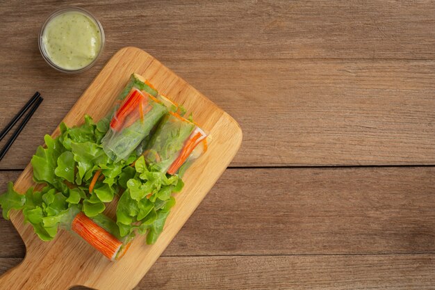 Palito de caranguejo imitação, rolinhos de salada de vegetais frescos