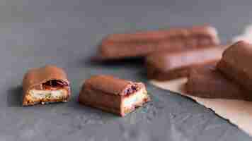 Foto grátis palitos de chocolate com recheio de biscoito e geléia