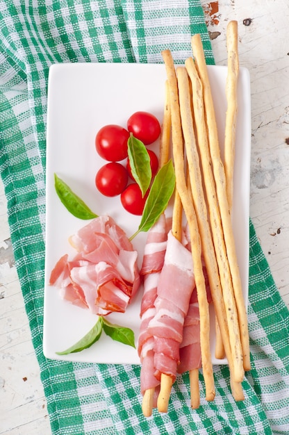 Palitos de pão Grissini com presunto, tomate e manjericão