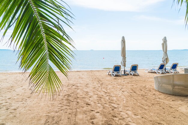 Palm e praia tropical em Pattaya na Tailândia