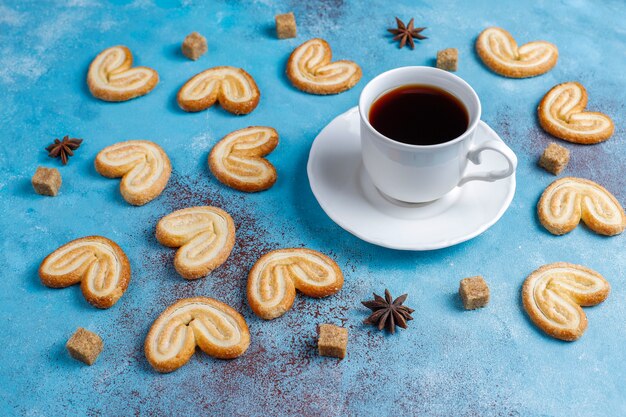 Palmier Puff Pastelaria. Biscoitos palmier franceses deliciosos com açúcar, vista superior.
