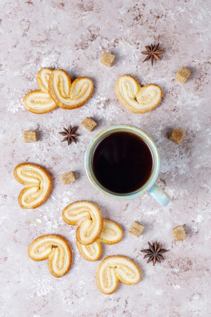 Palmier Puff Pastelaria. Biscoitos palmier franceses deliciosos com açúcar, vista superior.