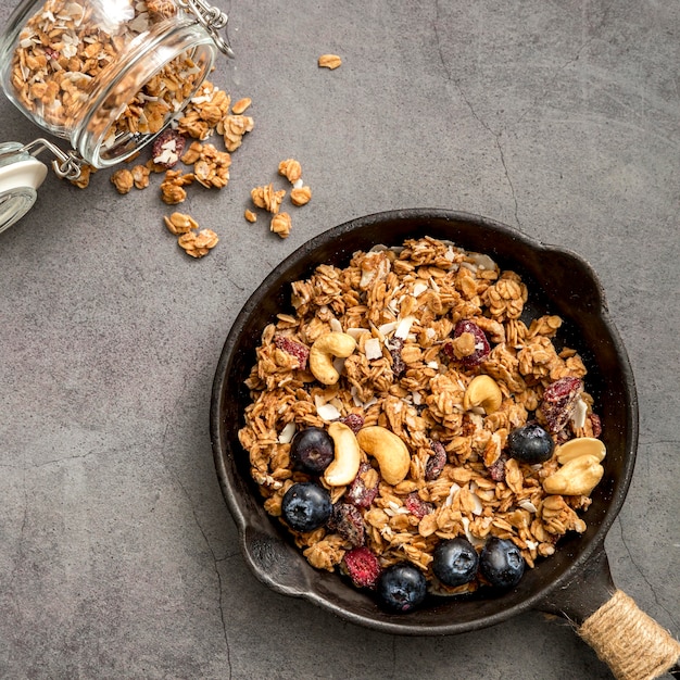 Pan de vista superior com granola caseira deliciosa